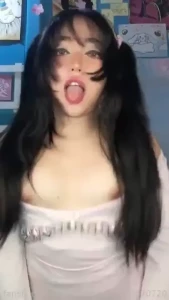 Oh mi lengua sale involuntariamente cuando comienzo a brincar as me