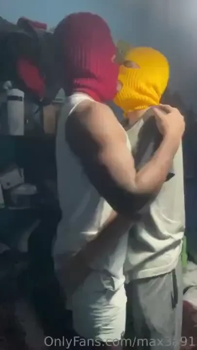 Activo me pone en 4 y me da toda su top puts me in 4 and gives me all 