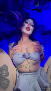 Clownie girl facesitting pov