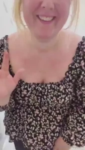 Do you like titty reveals tip 5 and get a titty reveal via dm wherever