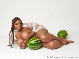 Special sneak peek of my new photoshoot covered in juices and ready to