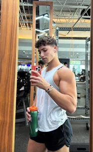 Had a pre-workout sluttiness on my way to the gym sent it in your dms