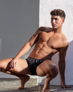 Me tryna act normal when i see a big bulge