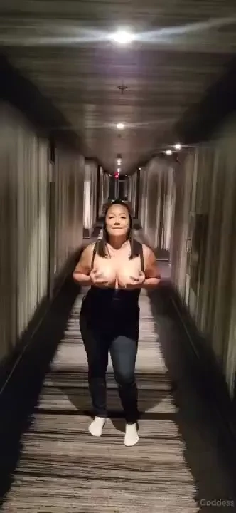 Omg me and vegasbrewsxoxo had wayyyy too much fun in the hotel hallway 