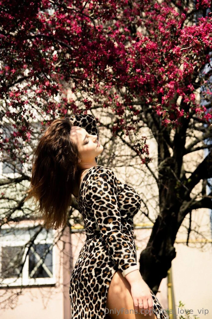 Spring is all about blooming and seducing the warm sun on my skin the 