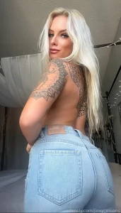 Booties gettin fat hot egirl tatted blonde young natural allnatural