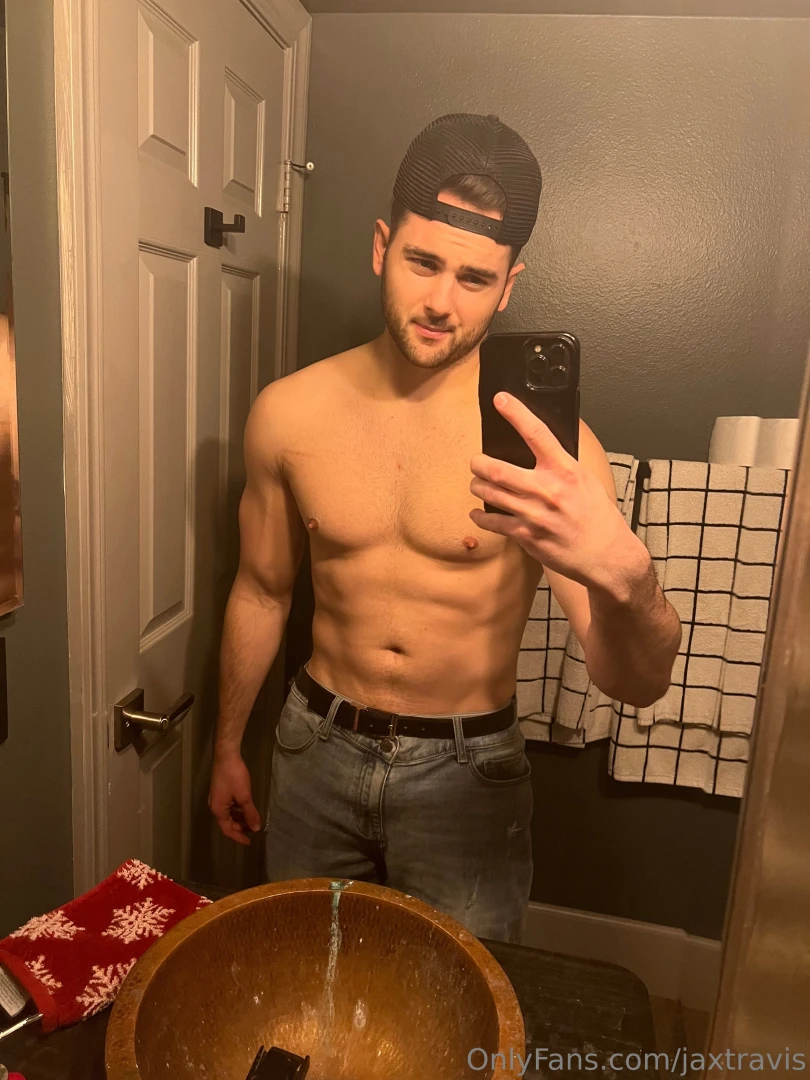 Im lonely on christmas but i still have a smile on my face 