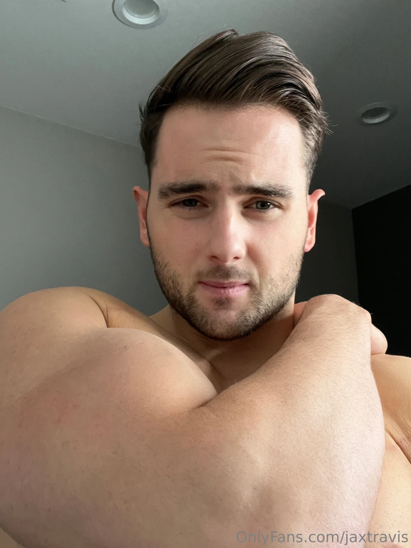 Wanna feel my muscles and lips 