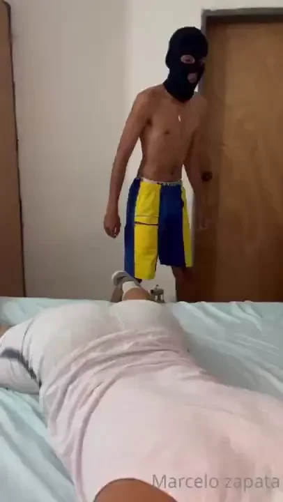 El hijo del pintor me agarro dormido y uffffff 