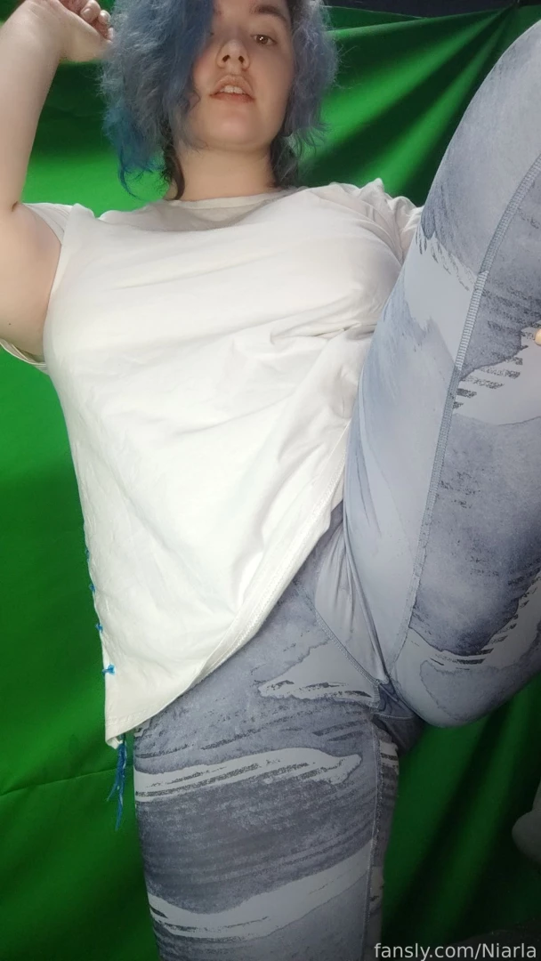 And a bit stretching after bigtits gamergirl curvy fangs stretching part 1 