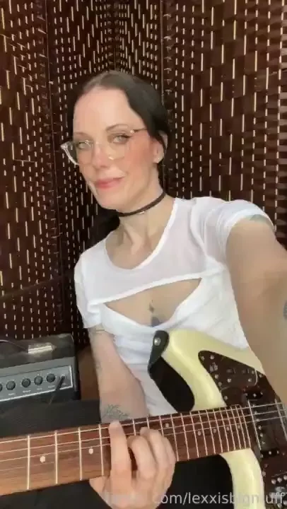 I m fun i promise tinytits petite mature mommy over30 milf brunette 