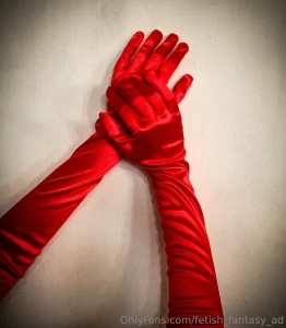 Do you wanna see how i take my gloves off