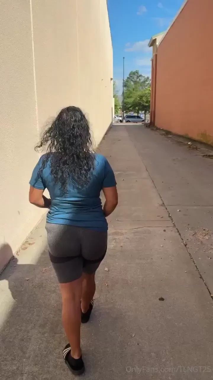 Flashing my titties between deliveries 