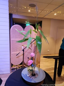 I went to an ikebana event today i watched a live demonstration of part 1