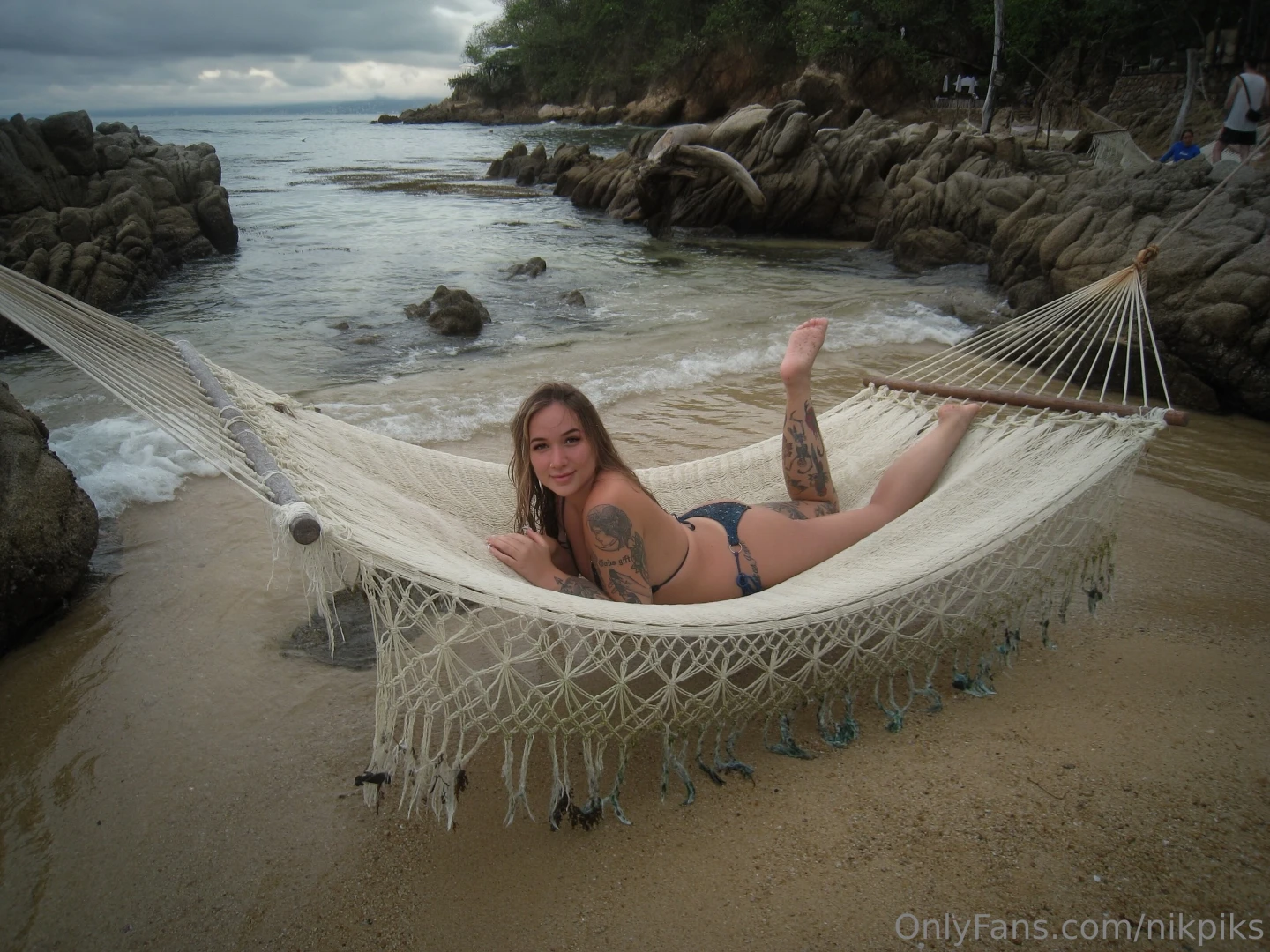 Now accepting applications for someone to put my spf on for me 