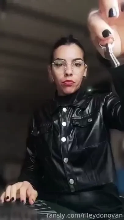 I wanna put a loser in chastity and make him watch me flush the keys 