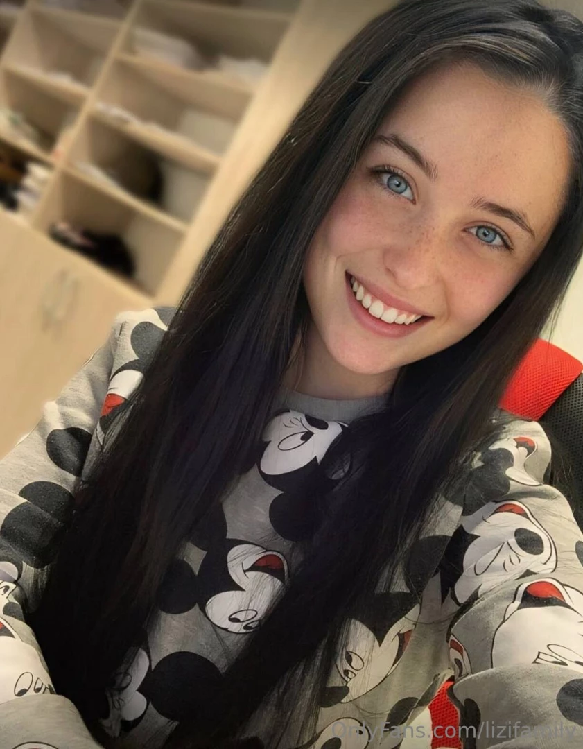 Free now this cutie is online and horny lindseyxheartx show her some part 15 