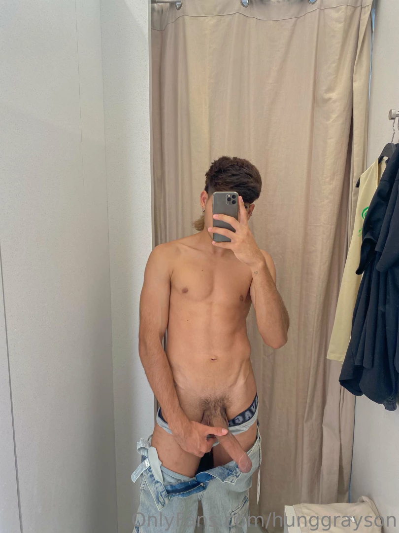 He ido a buscar ropa nueva y bueno en los vestuarios me he puesto algo 