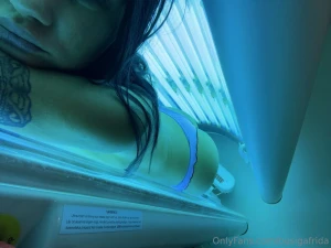 Nu kan man ntligen ligga o njuuta n ck i solen ist llet f r i den h r