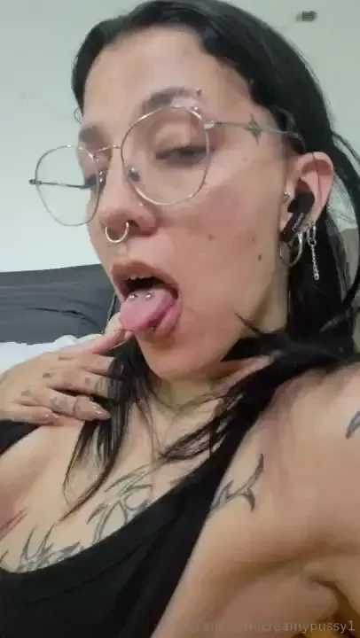 My lips and my body miss your wet kisses 