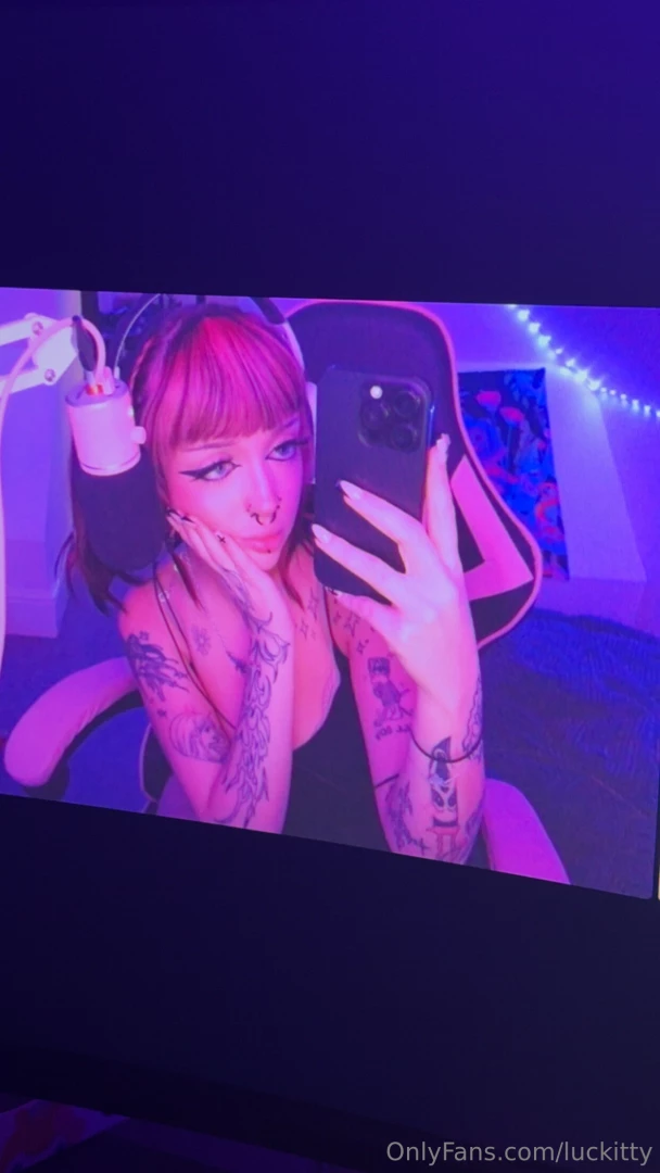 Serving gamer girl vibes in this pic 