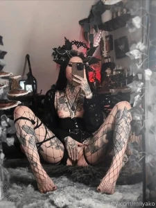 Does the outfit stay on while you fuck me