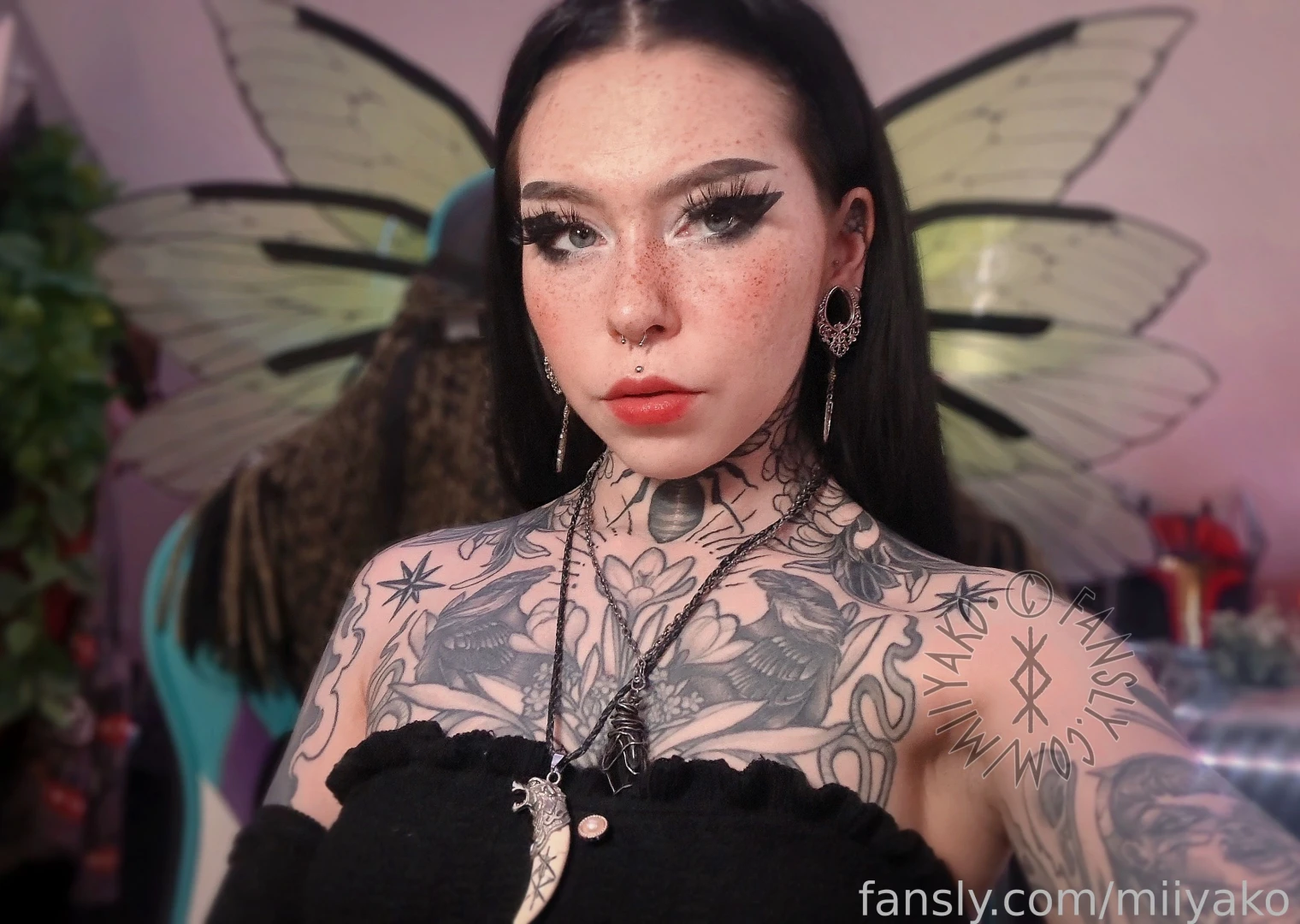 Now live cozy evening with more cyberpunk today come join me chooms 