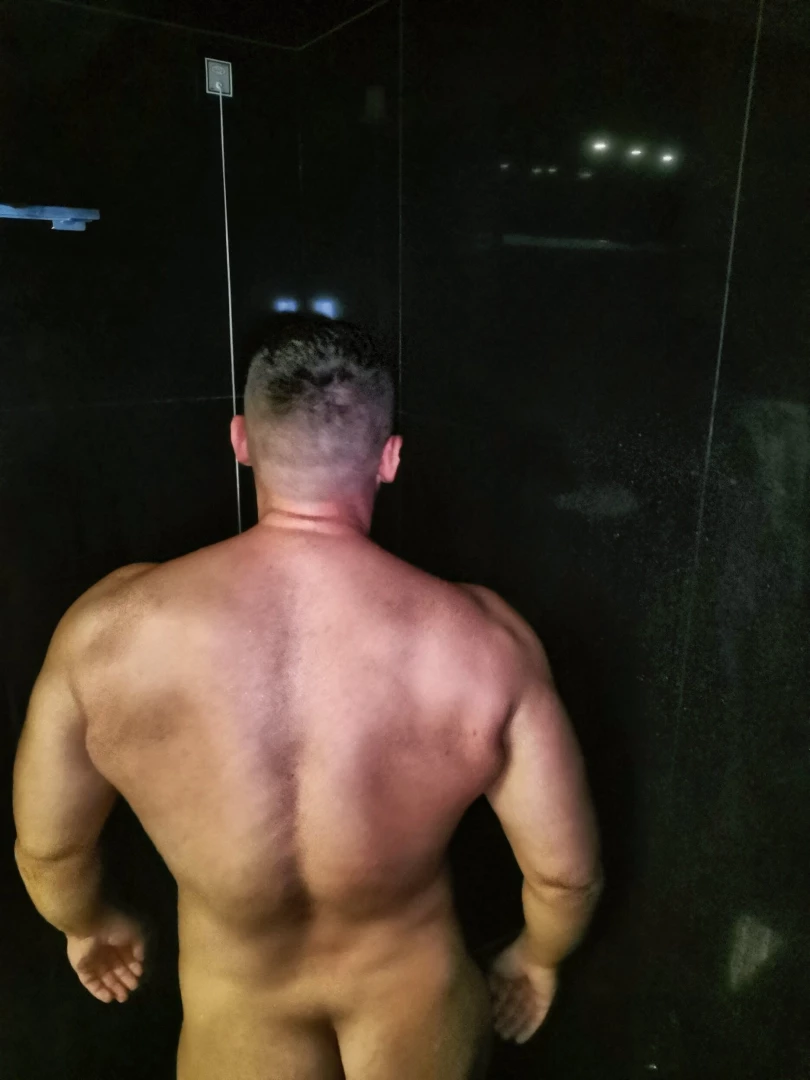 If this photo brings 200 tips next photo i will turn around 