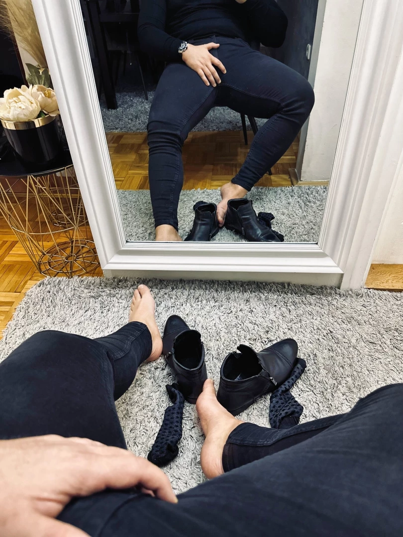 Where are my slaves to tip to his master 