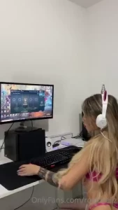 New video girl gamer i m looking for a game to play my favorite game