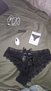 Who wants to play with me and my vibrating panties