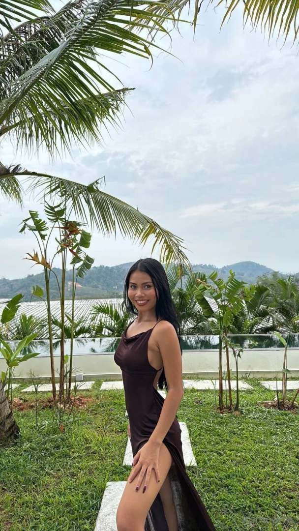 Sundress and pantyless is the best 