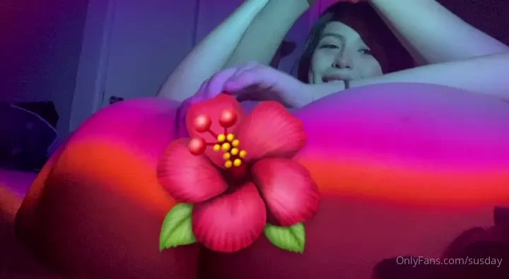 I luvv playing w my pretty pussy n cumming for tha camrea 