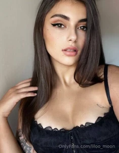 This cutie pocahontas_aya knows how to please you with the help of part 30