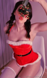 Why is it called mistletoe it doesnt even have legs anyway would you