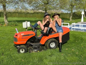 I had some naughty fun with elise_van_vlaanderen when we mowed the