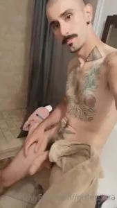 La sortie de la douche est un tr s bon moment pour c l brer son corps