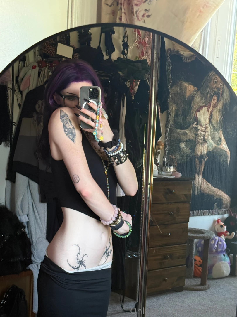 I love wearing all black so much y all dont even understand 