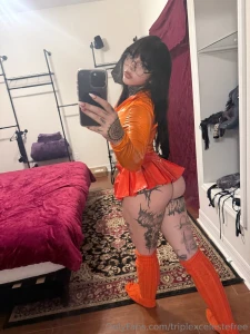 Who wants to see me do a velma cosplay comment and dm if you do