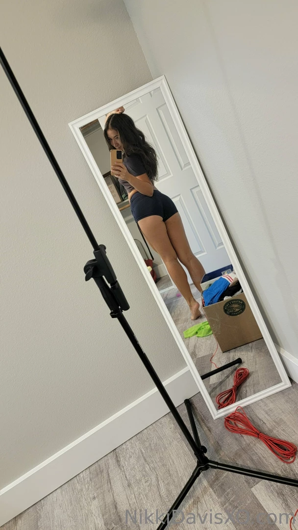 Mirror mirror on the wall who s got the best booty of them all part 1 