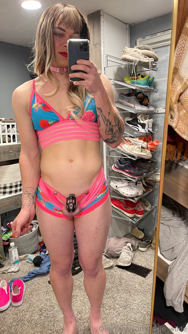 What s that bulge you ask oh it s just my cage 