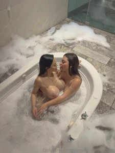 Cogenos duro en el jacuzzi amor