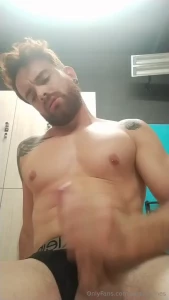 Jugandomela me pajeo en las taquillas del gimnasio casi me pillan