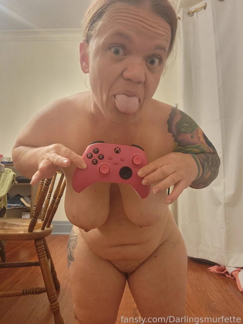 Dear girls if a guy pauses a video game to text you back marry him me 