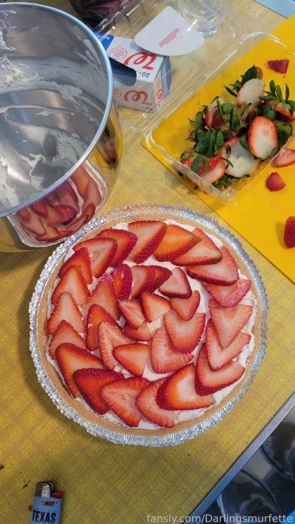 Your girl is at it again this time i made dessert strawberry cream pie 