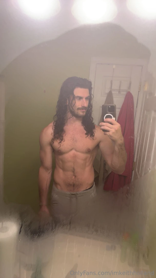 Steam s fogging the mirror but you can still see what you really want 