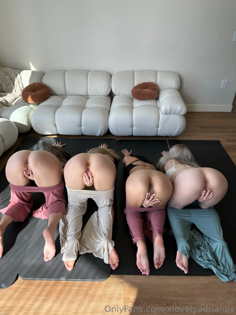 Spreading our lips for you is how we flirt blondie lilllie 