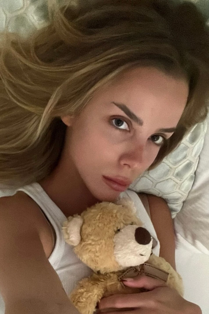 Would anyone like to distract me so i can stop overthinking if so send 