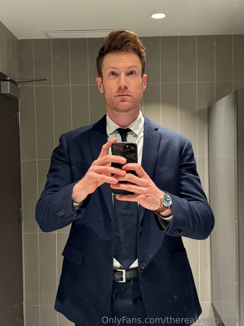 Suit and tie who knows some good knots 