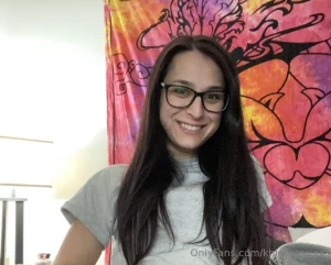 Have you ever imagined cumming on my face with glasses